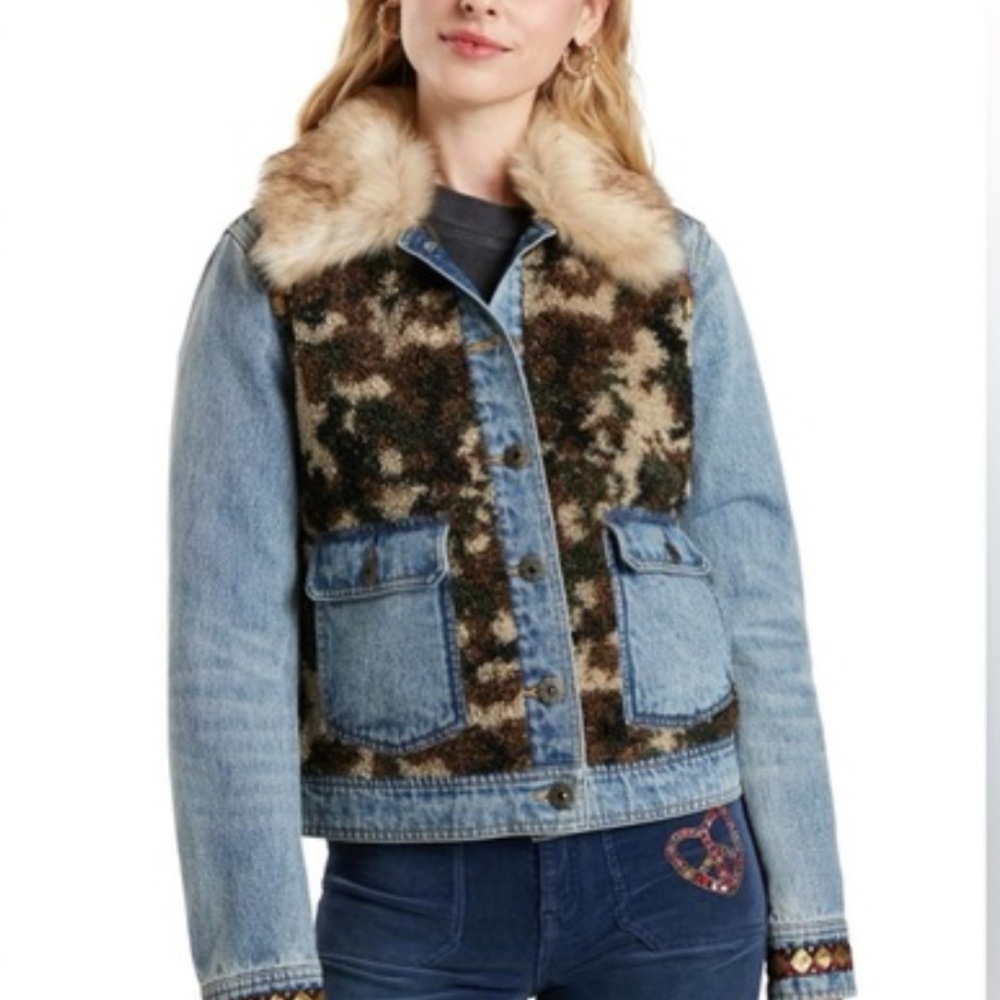 Desigual Blue Denim Jacket with Faux Fur and Camouflage. Beautifully crafted